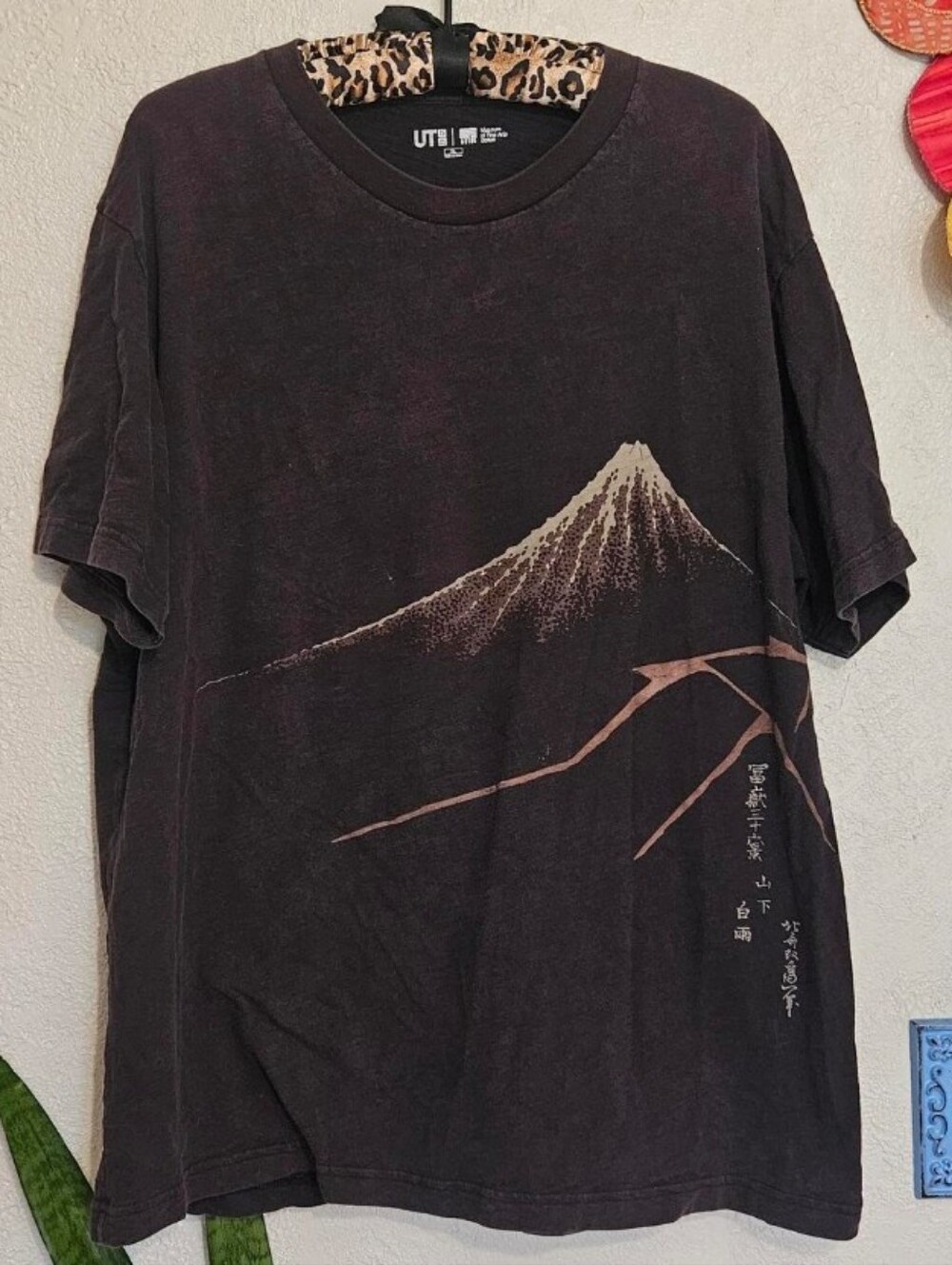 UNIQLO Men's T-shirt Mount Fuji Boston Museum Fine Art Color Maroon & Brown